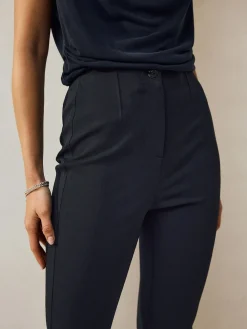 - Corrigerende broek met grote zakken*Next