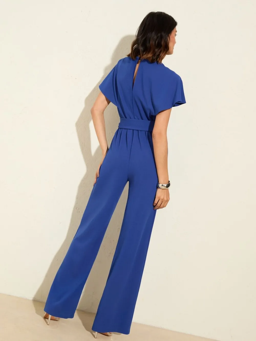 Jumpsuit met korte ruchemouwen en overslag in scuba-stof*Friends Like These