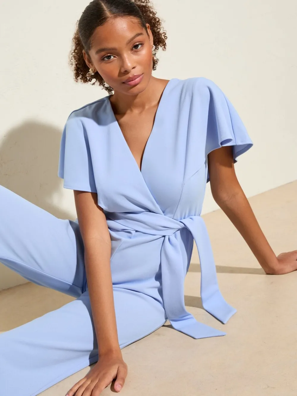 Jumpsuit met korte ruchemouwen en overslag in scuba-stof*Friends Like These Hot