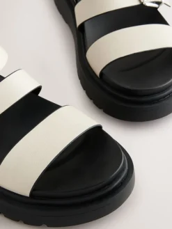 - Sandalen met dikke zool en gesp*Next Sale