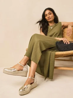 - Espadrilles met sleehak en plateauzool met gesloten neus*Next Sale