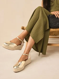 - Espadrilles met sleehak en plateauzool met gesloten neus*Next Sale