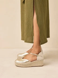 - Espadrilles met sleehak en plateauzool met gesloten neus*Next Sale