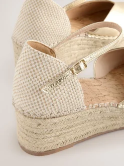 - Espadrilles met sleehak en plateauzool met gesloten neus*Next Sale
