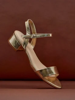 - Kezzi minimalistische sandalen met lage blokhak*Linzi