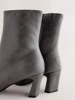 - Forever Comfort® enkellaarsjes met hak en spitse neus*Next Clearance