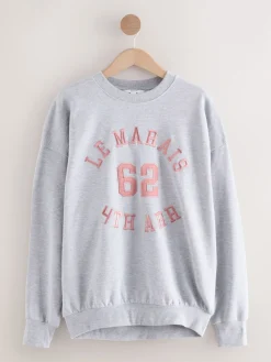 Grijs - Grafisch satijnapplicatie 'Le Marais' City sweatshirt met lange mouwen en ronde hals*Next Best