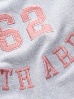 Grijs - Grafisch satijnapplicatie 'Le Marais' City sweatshirt met lange mouwen en ronde hals*Next Best