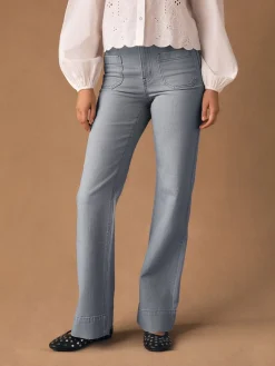 - Jeans met wijde pijpen en opgestikte zakken*Next Hot