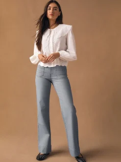 - Jeans met wijde pijpen en opgestikte zakken*Next Hot