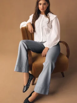 - Jeans met wijde pijpen en opgestikte zakken*Next Hot