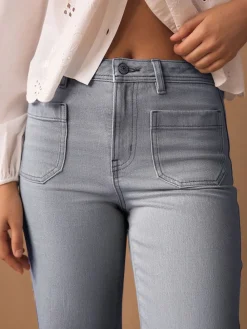 - Jeans met wijde pijpen en opgestikte zakken*Next Hot
