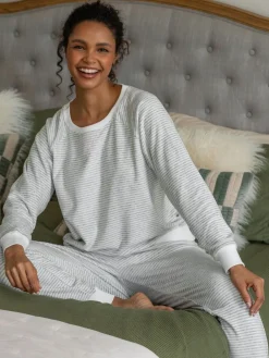 - pyjamaset van zacht fleece sweatshirt en joggingbroek*Pour Moi