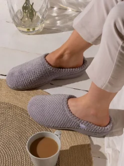 Grijs - Isotoner Popcorn pantoffelmuiltjes van badstof*Totes Sale