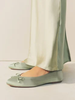 - Ballerina's met pareleffect en strikdetail voor bruidsmeisjes*Next Hot