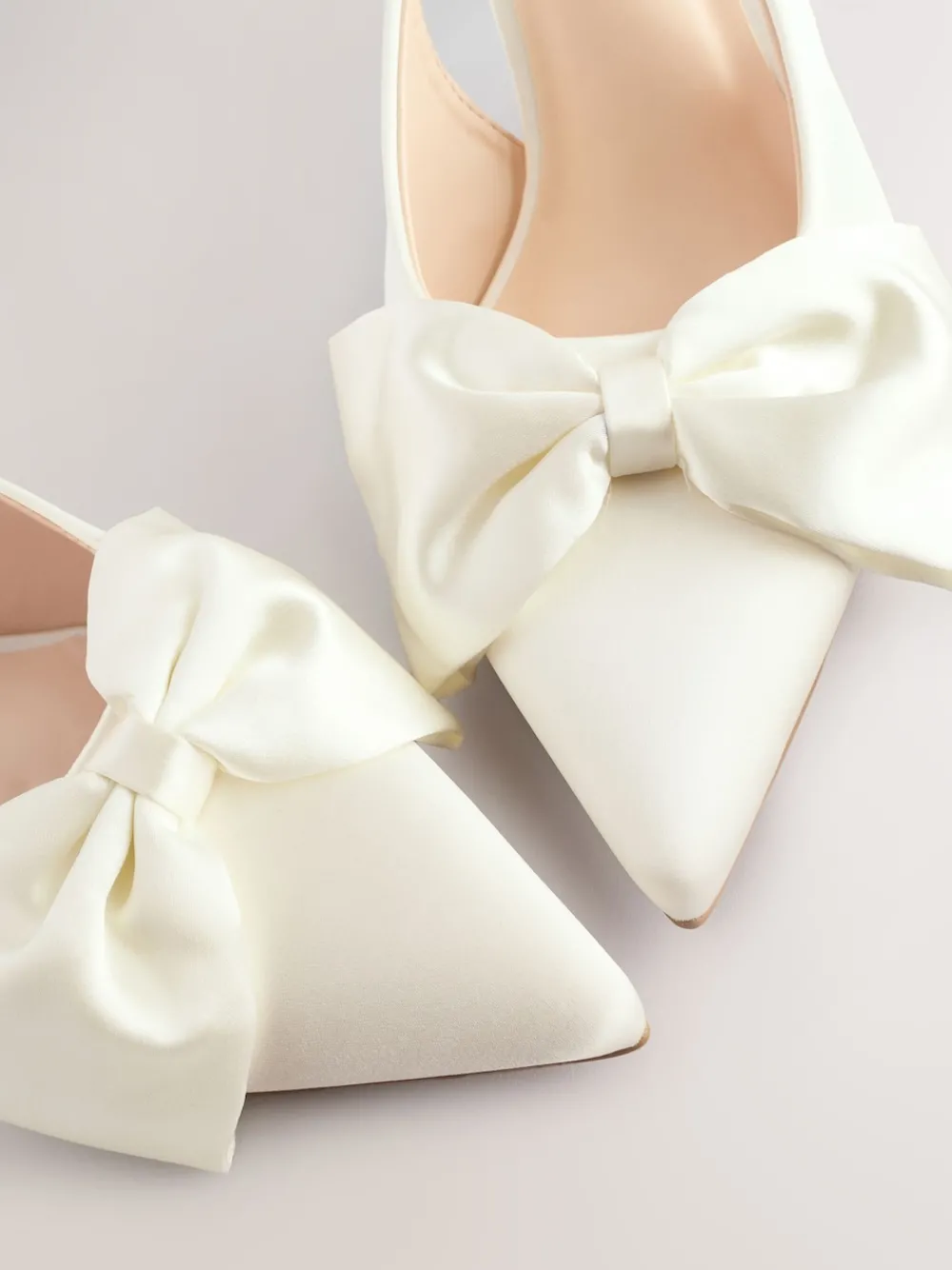 - Forever Comfort® Bruiloft hakken met hielbandje van satijn, met strik en spitse neus*Next Hot