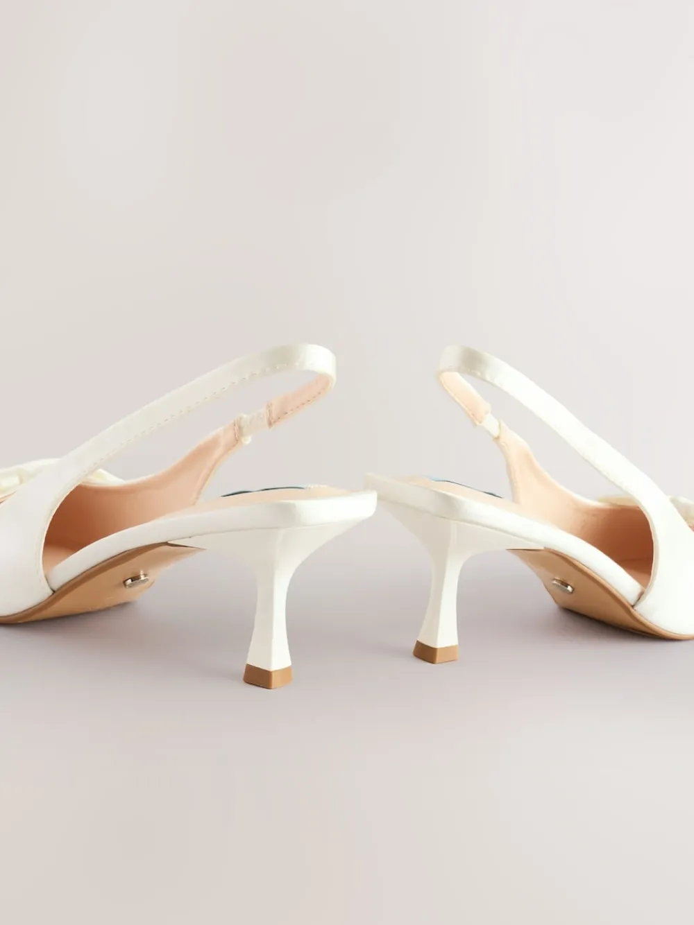 - Forever Comfort® Bruiloft hakken met hielbandje van satijn, met strik en spitse neus*Next Hot