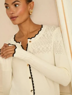 Ivoorkleurige en Zwarte geschulpte rand - gebreid vest*Love & Roses