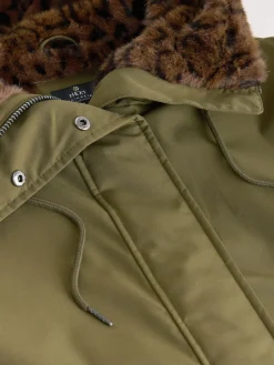 Kakigroen - Parka met imitatiebontvoering met dierenprint*Next Outlet