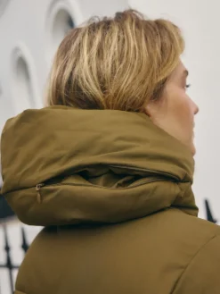 Kakigroen - Regenbestendige gewatteerde lange jas met capuchon*Next Discount