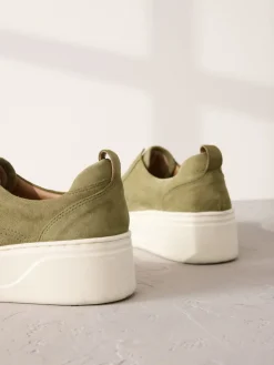 Kakigroen - Signature leren sneakers met dikke plateauzolen en sleehak*Next New