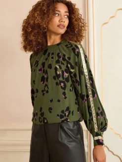 - blouse met ronde hals, lange mouwen en paillettenrand*Love & Roses Outlet