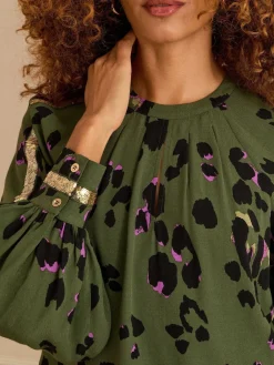 - blouse met ronde hals, lange mouwen en paillettenrand*Love & Roses Outlet