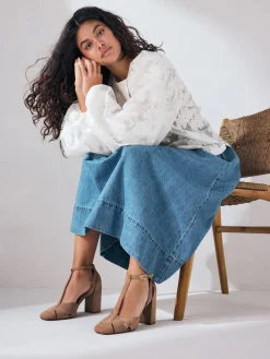 - Leren schoenen met uitsnijding, T-bandje en blokhakken met ronde neus*Next