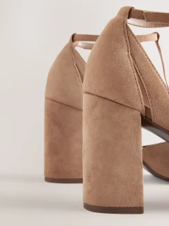 - Leren schoenen met uitsnijding, T-bandje en blokhakken met ronde neus*Next