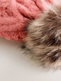 Koraalroze - Cable Knitted Pom Hat*Next Outlet