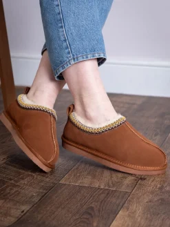 - Geborduurde pantoffelklompen met schapenvacht voor dames*Lakeland Leather Best