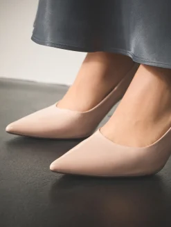 - Forever Comfort® Point Toe Court Heels*Next Online