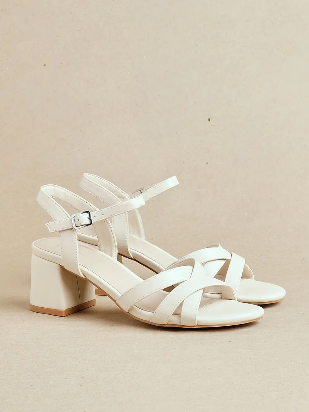 Licht beige - Flair sandalen met hak en kruisbandjes aan de voorkant*Linzi Online