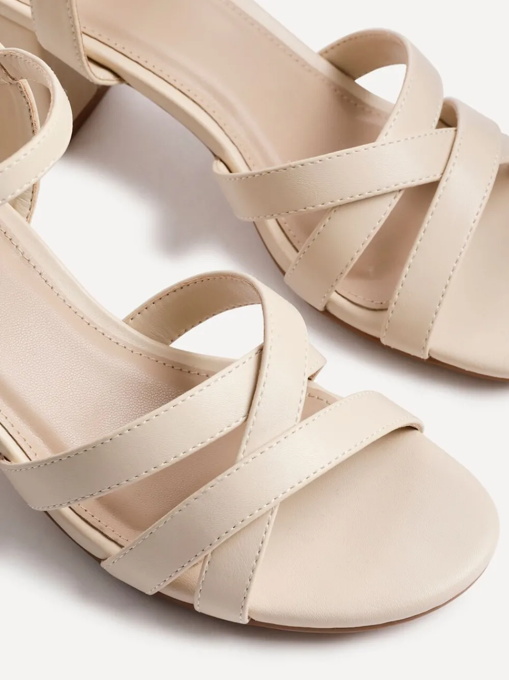 Licht beige - Flair sandalen met hak en kruisbandjes aan de voorkant*Linzi Online