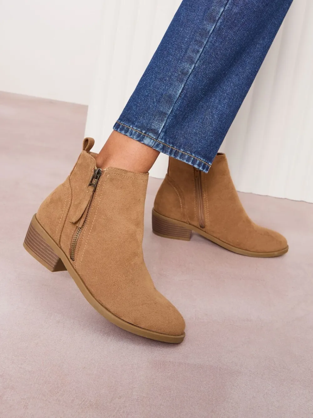 - - Cubaanse laarzen met halfhoge blokhak, rits aan de zijkant en van imitatiesuède*Friends Like These Hot