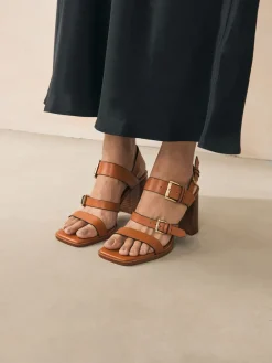 - Sandalen met blokhak, bandjes en gesp*Next Outlet