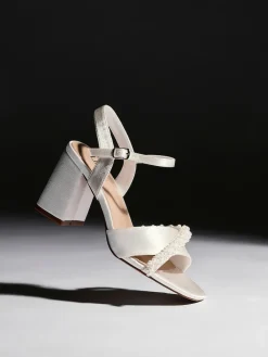 Bridal Iris blokhak met parel versierde teenriem*Linzi Outlet