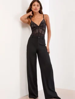 - Body met geometrisch kant en diep decolleté*Lipsy Outlet