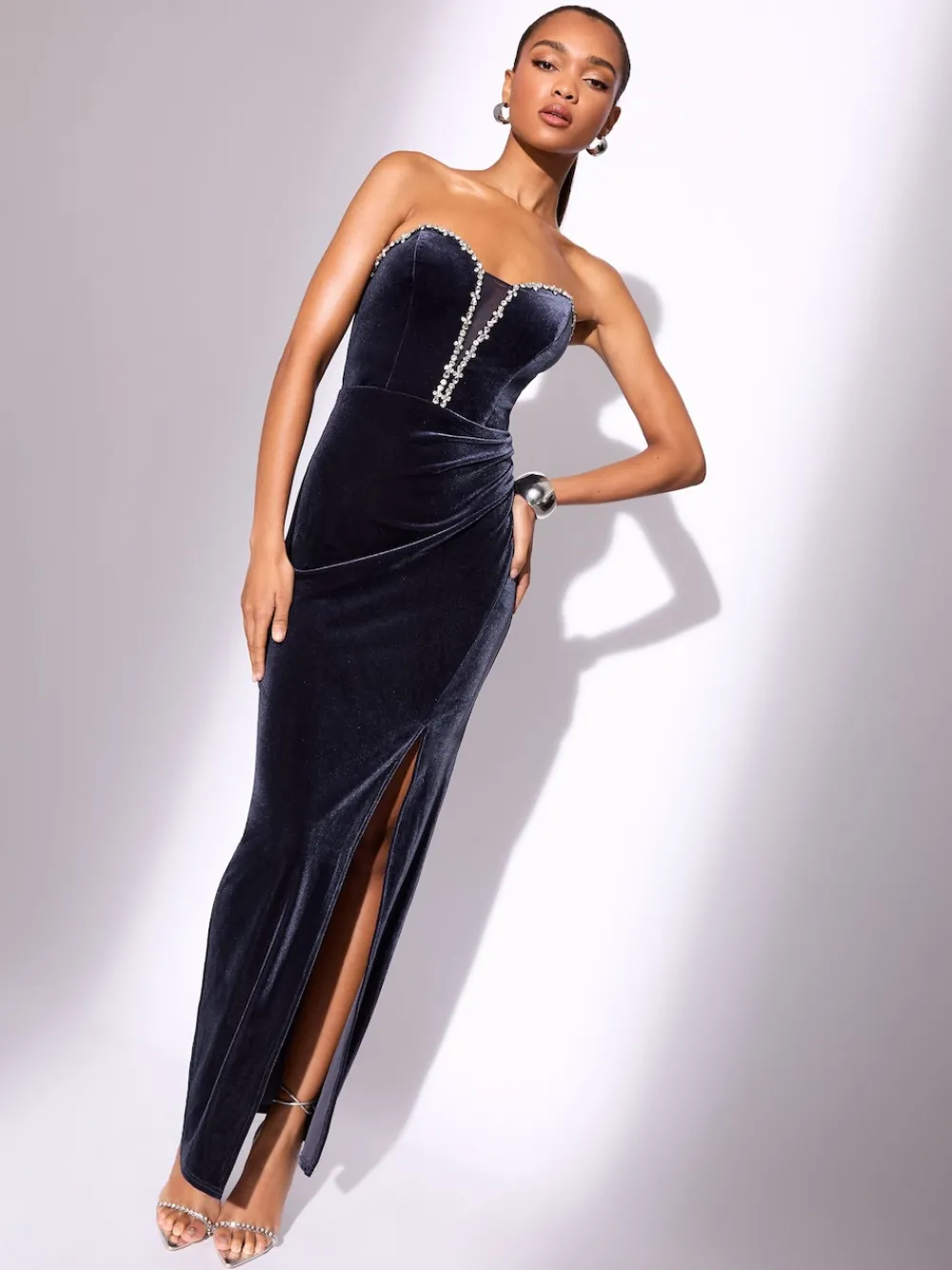 - Fluwelen bandeau-maxi-jurk met kristallen versierde rand*Lipsy Online