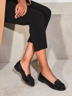 - Lakleren platte instappers met kwastjes*Lipsy