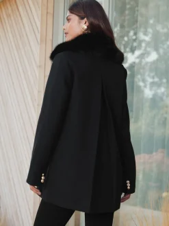 Dolly-jas met kraag van imitatiebont*Lipsy