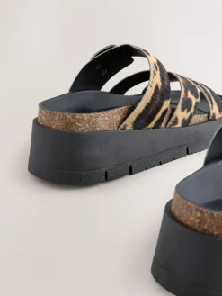 - Leren sandalen met bandjes en gespdetail*Next Outlet