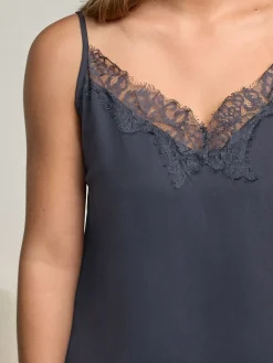 Marineblauw - Camitop met kant en smalle bandjes*Next Best