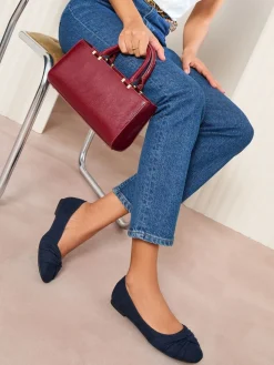 - Ballerina's met gedraaide details en ronde neus*Friends Like These Best