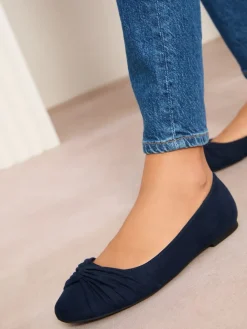 - Ballerina's met gedraaide details en ronde neus*Friends Like These Clearance