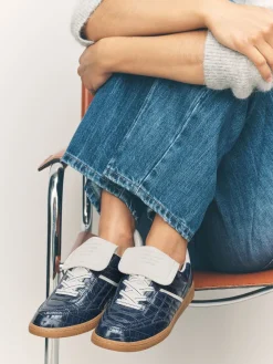 Marineblauw met krokodilleneffect - Forever Comfort® Fold Over Lace-Up Trainers*Next Sale