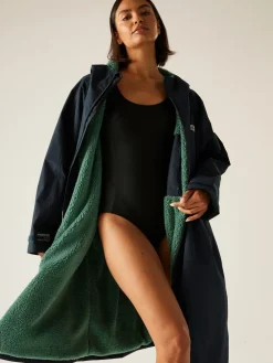 Marineblauw/groen - - Waterdichte omkleedjas voor volwassenen*Regatta Outlet