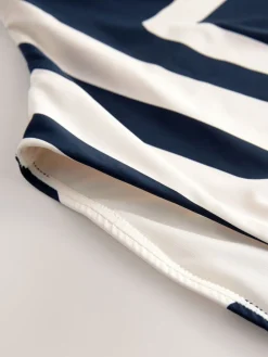 Marineblauw/roomkleurig chevron - Buikcorrigerend DD+ badpak met beugels en ronde hals*Next Outlet