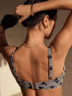 Marineblauw/wit met waaierprint - Buikcorrigerende bikinitop met vulling en beugel*Next Sale