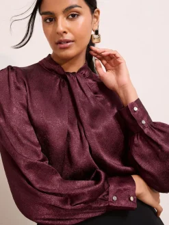 - - Gecrushte satijnen blouse met gedraaide hals en lange mouwen*Friends Like These Online